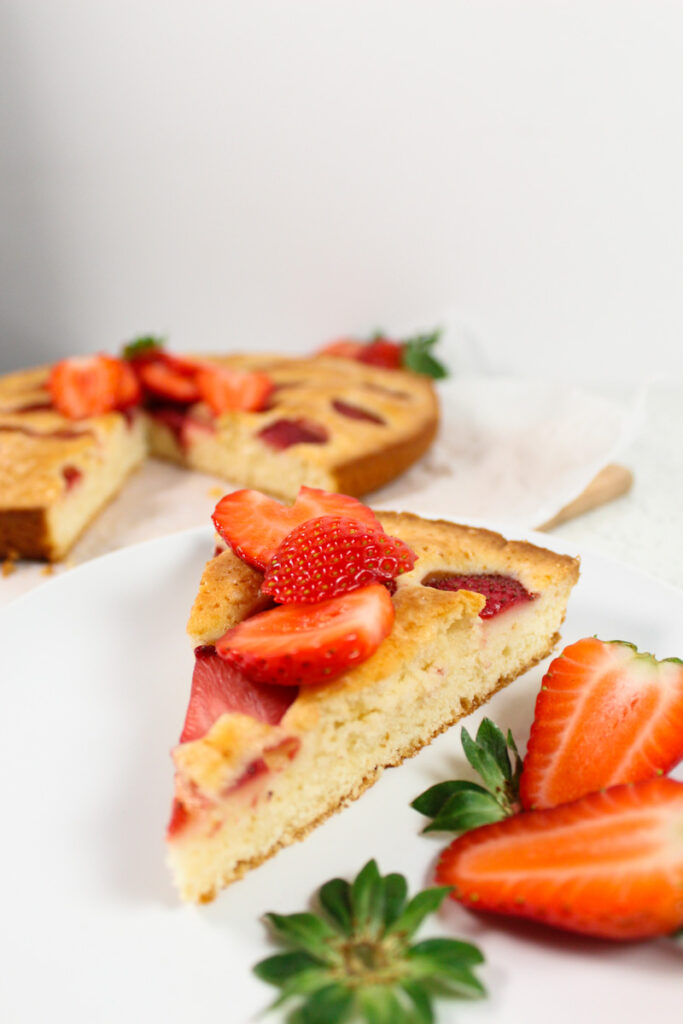 Strawberry Cake – Who will do the dishes?