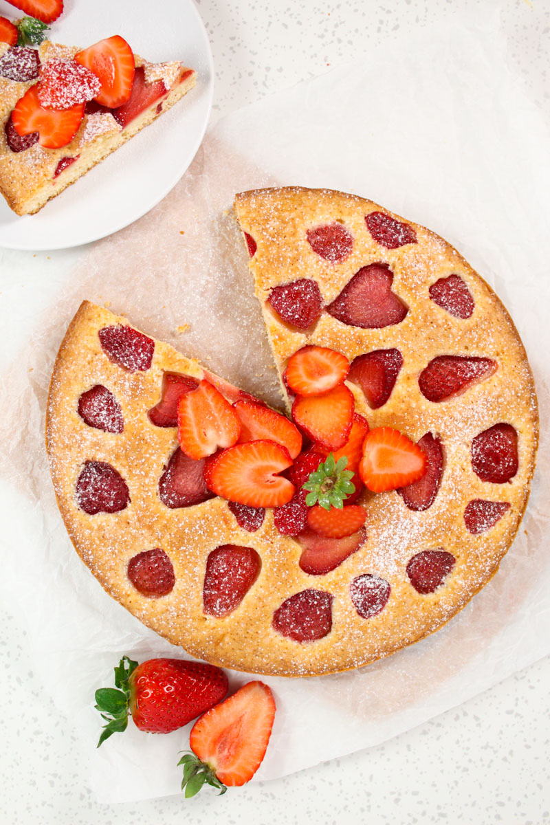 This strawberry cake is awesome in every way: simple ingredients, super easy to make, takes very little time to prepare and it is soo delicious and beautiful!