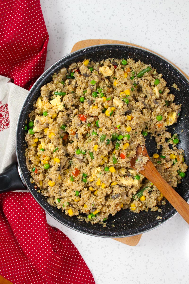 With a cooking time of about 10-15 minutes, this Vegetarian Fried Quinoa can be the perfect dinner recipe to cook when you are in a hurry or you only have some simple ingredients in your pantry.