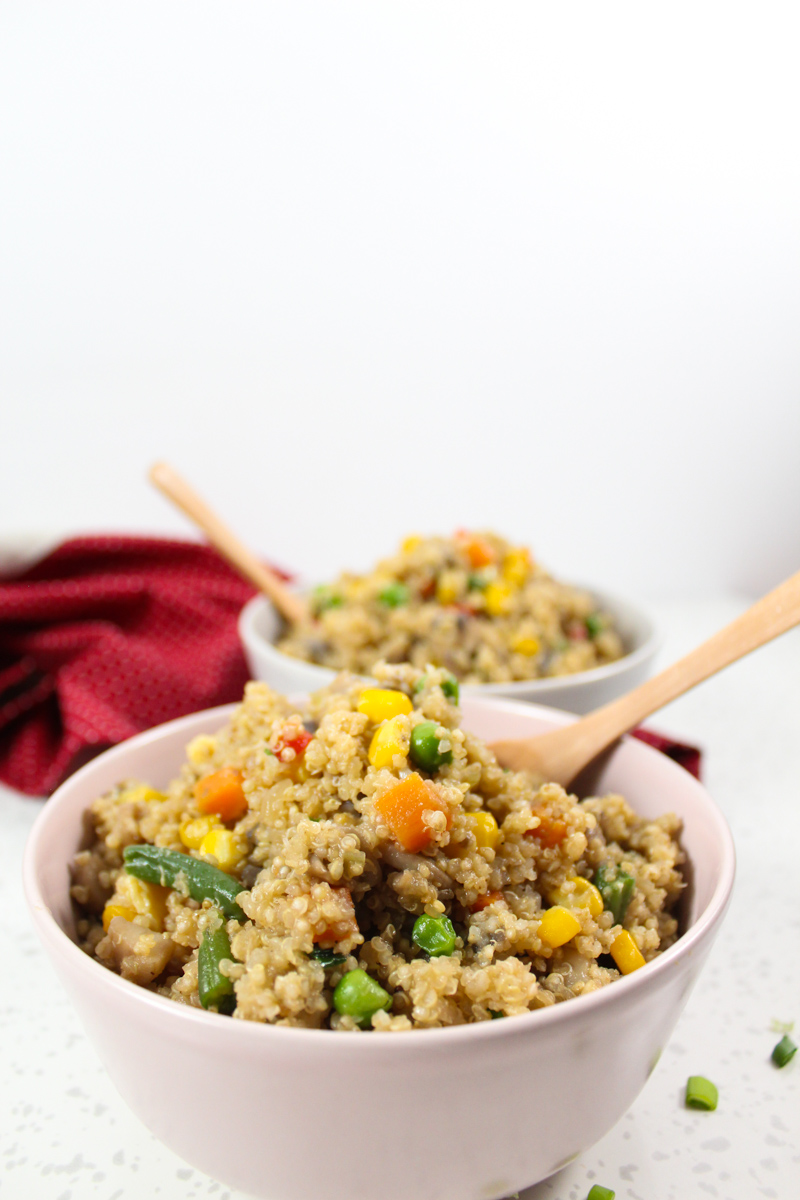 With a cooking time of about 10-15 minutes, this Vegetarian Fried Quinoa can be the perfect dinner recipe to cook when you are in a hurry or you only have some simple ingredients in your pantry.