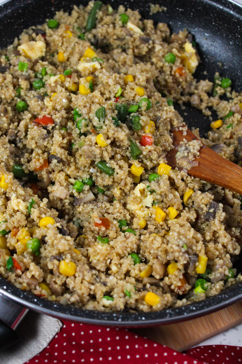 With a cooking time of about 10-15 minutes, this Vegetarian Fried Quinoa can be the perfect dinner recipe to cook when you are in a hurry or you only have some simple ingredients in your pantry.